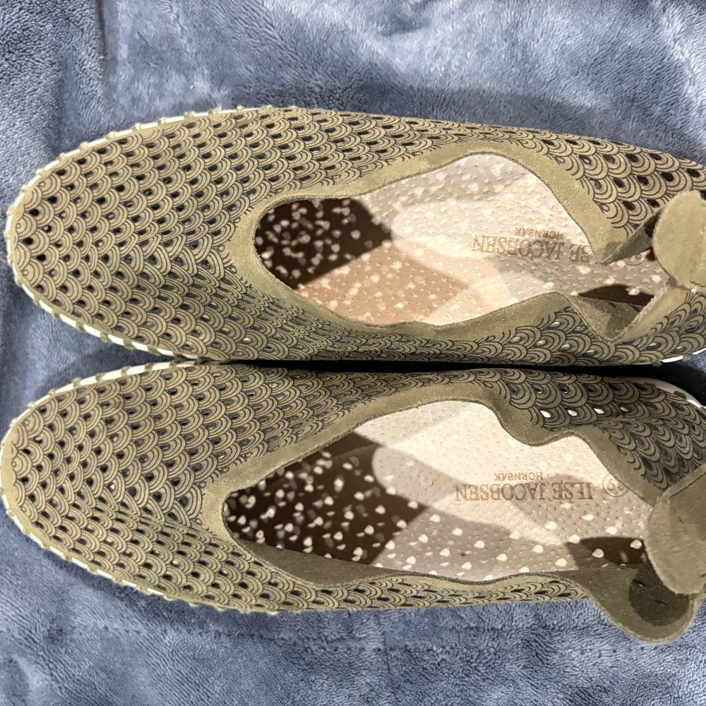 ISLE JACOBSEN Women's Tulip Slip On Flats in a size 39 - Olive